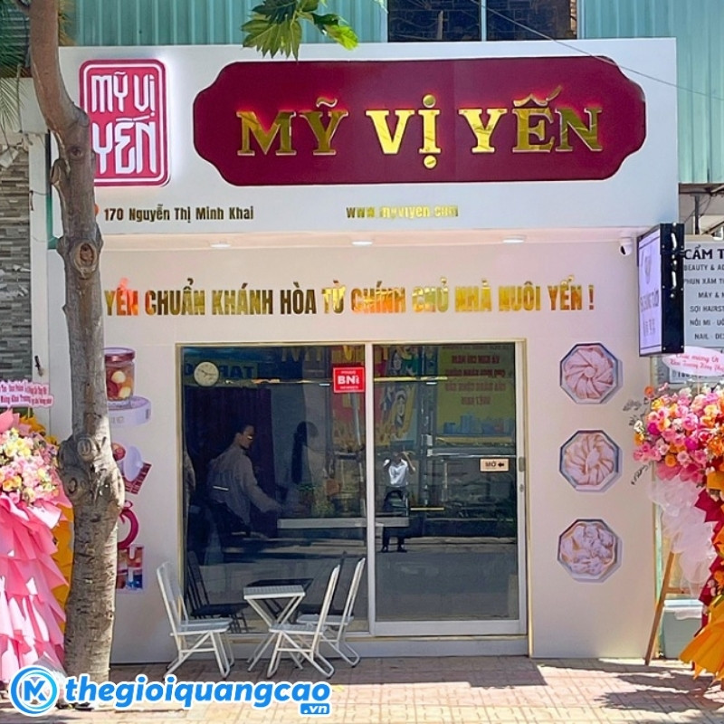 Mẫu bảng hiệu yến s&agrave;o Mỹ Vị Yến chữ nổi inox v&agrave;ng gương