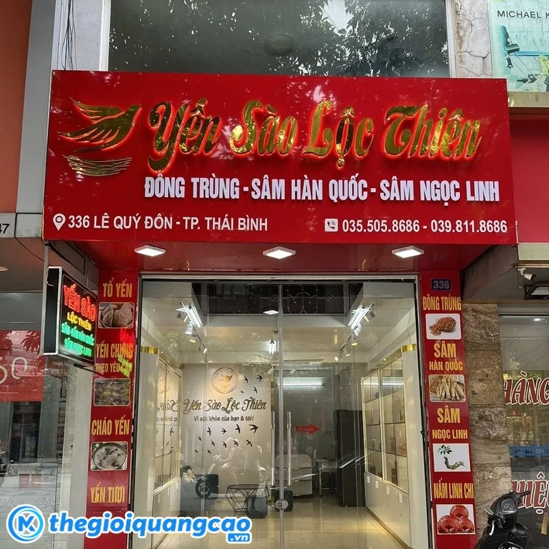 Mẫu bảng hiệu yến s&agrave;o chữ nổi inox gắn led s&aacute;ng ch&acirc;n