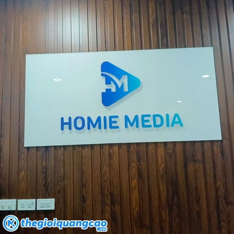 Mẫu bảng hiệu mica c&ocirc;ng ty Homie Media