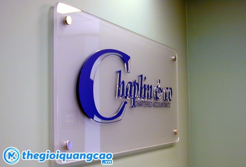 L&agrave;m bảng hiệu mica gi&aacute; rẻ trọn g&oacute;i theo y&ecirc;u cầu tại TPHCM