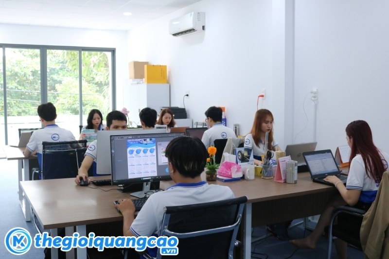 Đội ngũ nh&acirc;n vi&ecirc;n tư vấn v&agrave; thiết kế chuy&ecirc;n nghiệp tại Thế Giới Quảng C&aacute;o