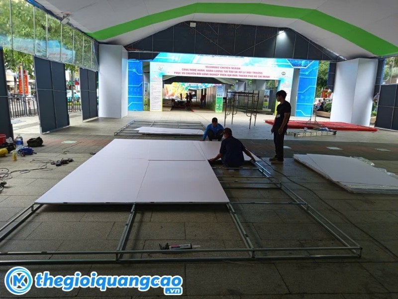 Đội ngũ nh&acirc;n vi&ecirc;n thi c&ocirc;ng đang lắp r&aacute;p backdorp cho kh&aacute;ch h&agrave;ng