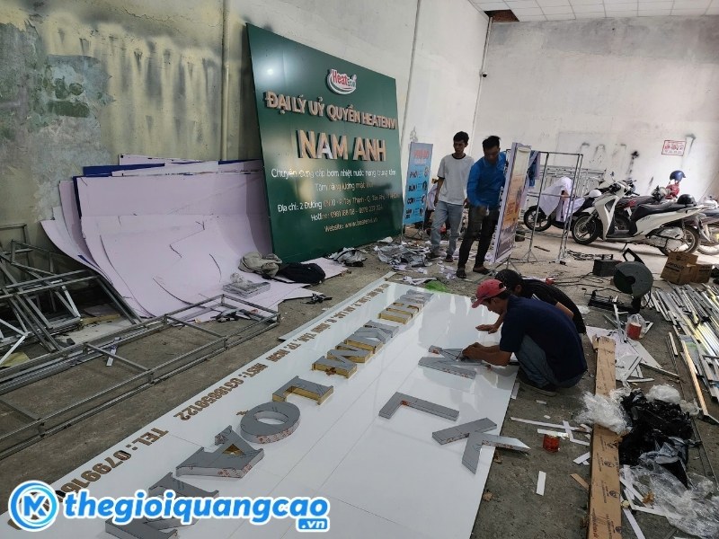 Đội ngũ nh&acirc;n vi&ecirc;n thi c&ocirc;ng đang lắp r&aacute;p bảng hiệu cho kh&aacute;ch h&agrave;ng
