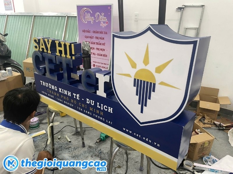 Đội ngũ nhân viên thi công đang thực hiện làm bảng hiệu