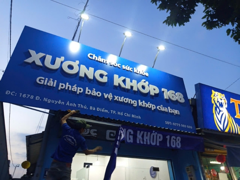 Bảng hiệu phòng khám mặt dựng ALu kết hợp chữ nổi Mica