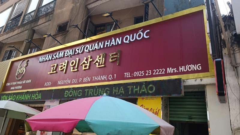 Bảng hiệu quảng cáo của hàng nhân sâm