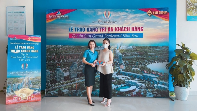 Mẫu backdrop bất động sản tri ấn kh&aacute;ch h&agrave;ng
