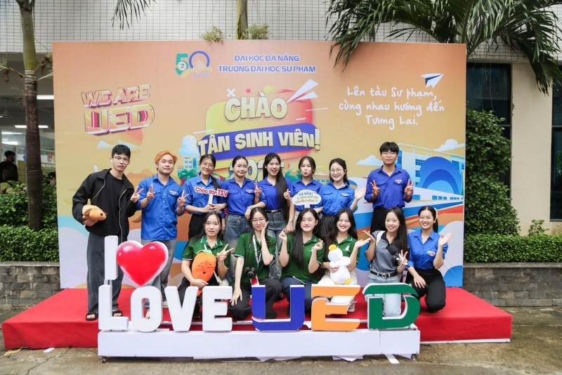 Mẫu backdrop ch&agrave;o mừng t&acirc;n sinh vi&ecirc;n Trường Đại học Sư Phạm Đ&agrave; Nẵng