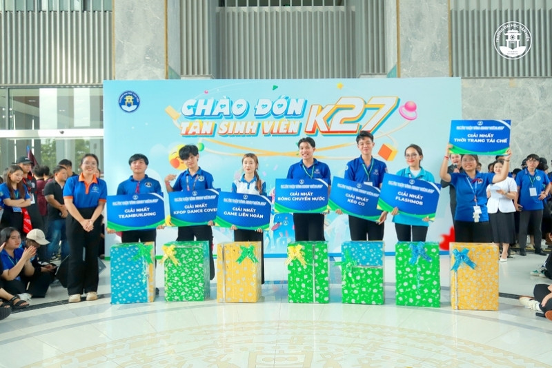 Mẫu backdrop ch&agrave;o mừng t&acirc;n sinh vi&ecirc;n trường Văn Hiến