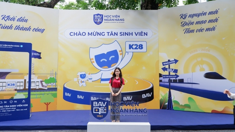 Mẫu backdrop ch&agrave;o mừng t&acirc;n sinh vi&ecirc;n Học Viện Ng&acirc;n H&agrave;ng