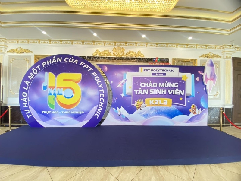 Backdrop ch&agrave;o mừng t&acirc;n sinh vi&ecirc;n in PP bồi Formex