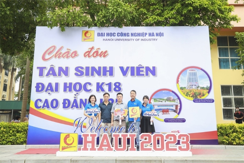 Thi c&ocirc;ng backdrop ch&agrave;o mừng t&acirc;n sinh vi&ecirc;n gi&aacute; rẻ tại TPHCM