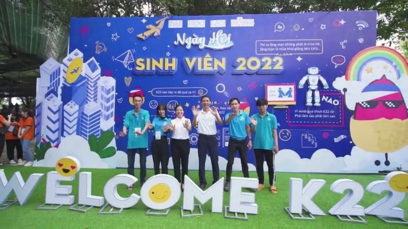 Thiết kế backdrop ch&agrave;o mừng t&acirc;n sinh vi&ecirc;n theo y&ecirc;u cầu