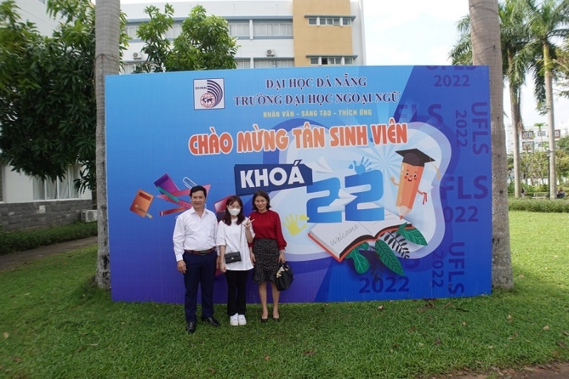 Mẫu ph&ocirc;ng nền ch&agrave;o đ&oacute;n t&acirc;n sinh vi&ecirc;n Đại học Đ&agrave; Nẵng