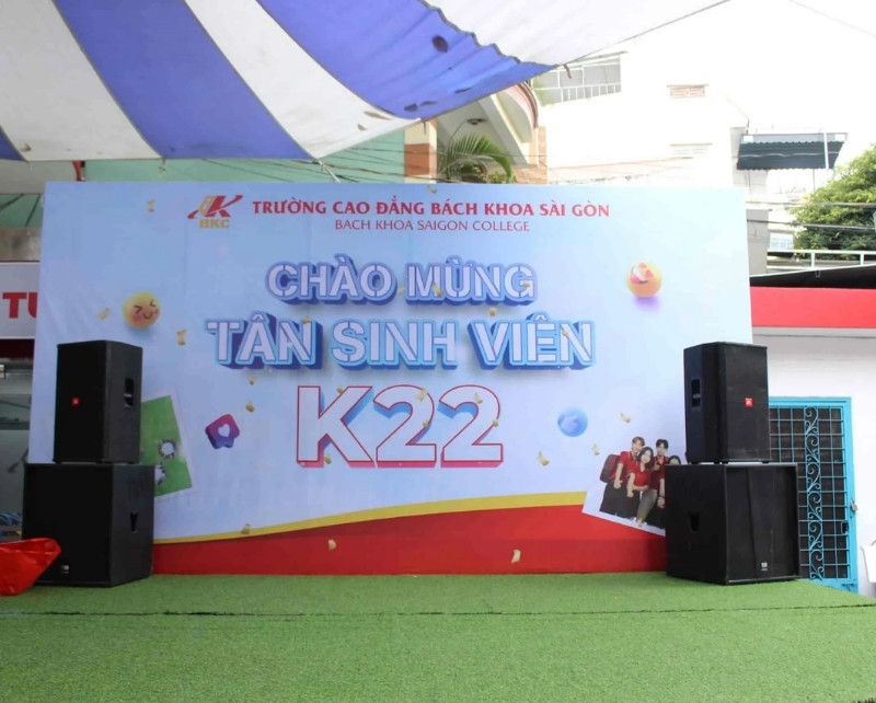 Mẫu backdrop ch&agrave;o mừng t&acirc;n sinh vi&ecirc;n Trường Cao Đẳng B&aacute;ch Khoa S&agrave;i G&ograve;n