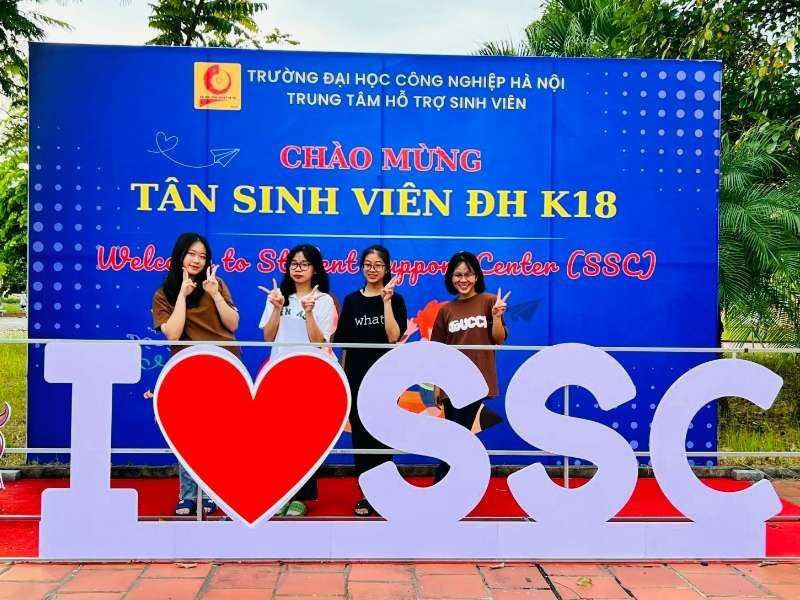 Mẫu backdrop ch&agrave;o mừng t&acirc;n sinh vi&ecirc;n Trường Đại học C&ocirc;ng Nghiệp H&agrave; Nội