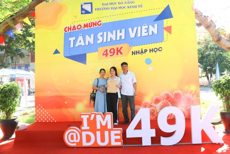 Mẫu backdrop ch&agrave;o mừng t&acirc;n sinh vi&ecirc;n trường Đại học Kinh Tế Đ&agrave; Nẵng