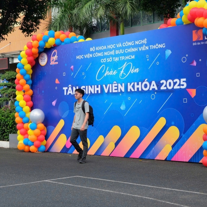 Mẫu backdrop ch&agrave;o mừng t&acirc;n sinh vi&ecirc;n trường PTIT