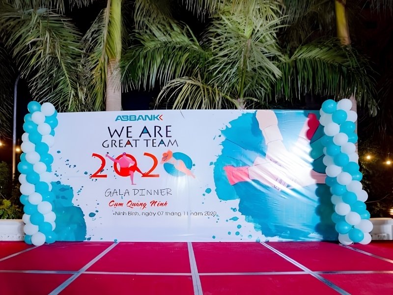 Mẫu backdrop gala dinner đẹp kết hợp check-in sang trọng