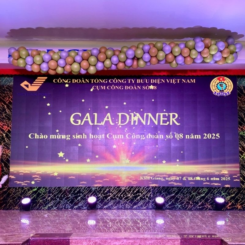 Mẫu backdrop gala dinner cuối năm tone t&iacute;m đẹp