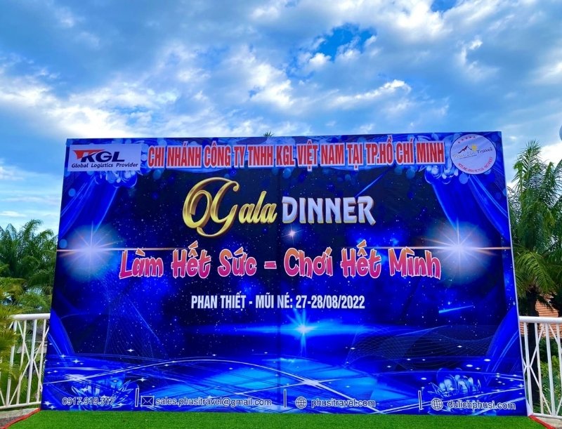 Mẫu backdrop gala dinner ngo&agrave;i trời đẹp cho sự kiện c&ocirc;ng ty