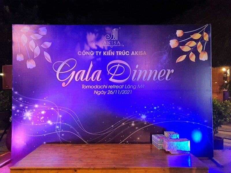 Mẫu backdrop gala dinner c&ocirc;ng ty kiến tr&uacute;c akisa