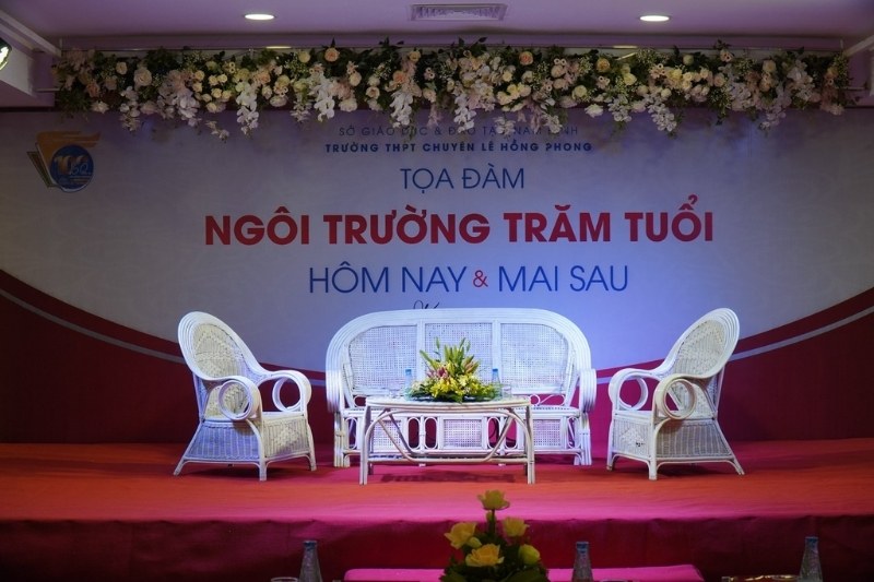 Mẫu backdrop tọa đ&agrave;m ng&ocirc;i trường trăm tuổi