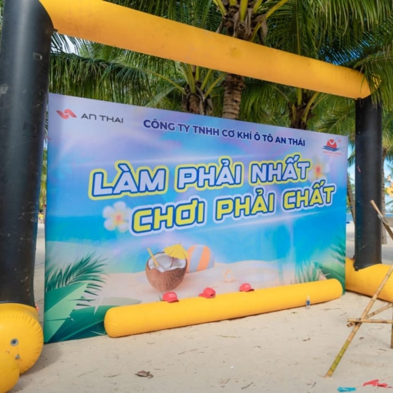 Mẫu backdrop team building c&ocirc;ng ty &ocirc; t&ocirc; An Th&aacute;i