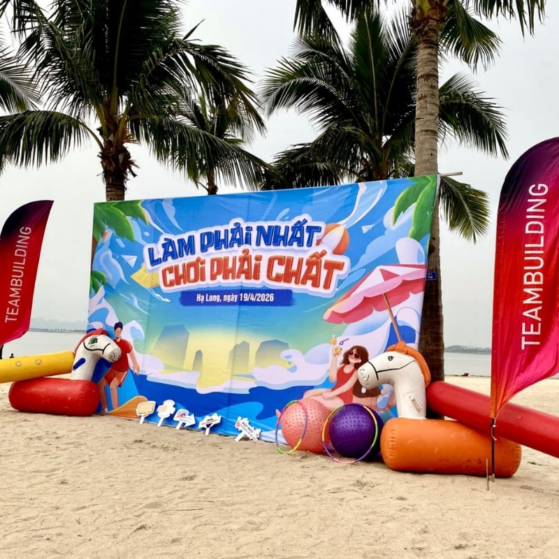Mẫu backdrop team building slogan l&agrave;m phải chất chơi phải chất