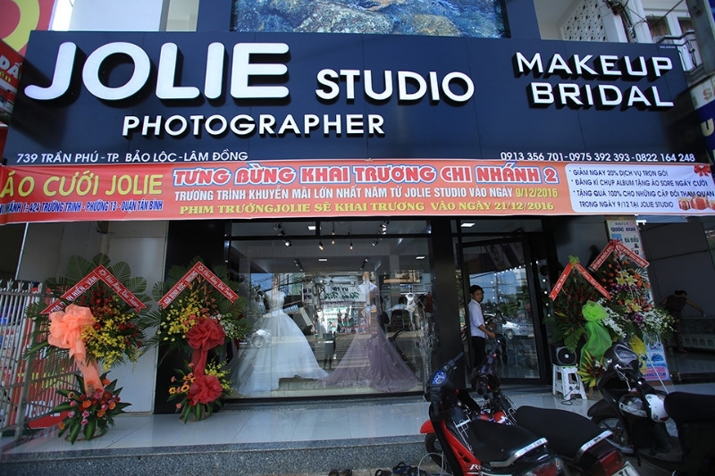 Bảng hiệu studio mặt dựng Alu kết hợp chữ nổi Mica