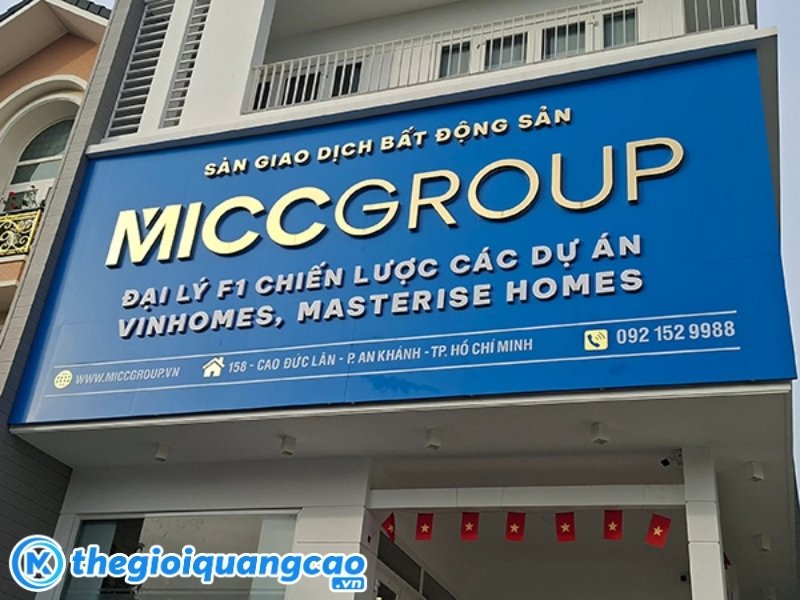 Bảng hiệu bất động sản chữ nổi inox v&agrave;ng gương