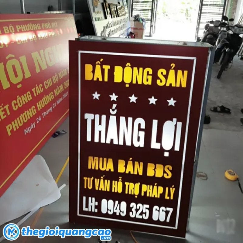 Bảng hiệu bất động sản dạng hộp đ&egrave;n