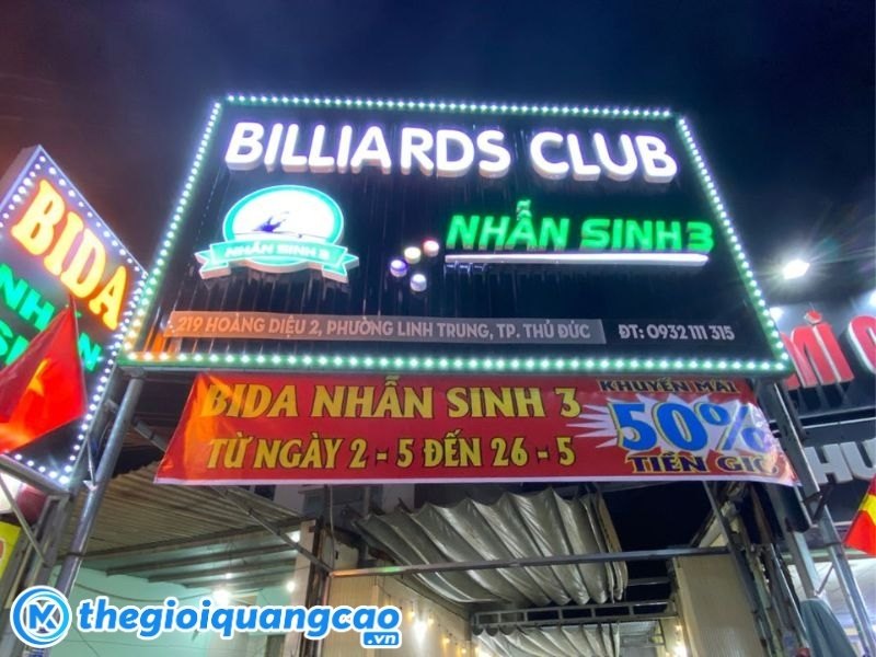 Mẫu bảng hiệu bida nền t&ocirc;n s&oacute;ng gắn chữ nổi Mica xuy&ecirc;n s&aacute;ng