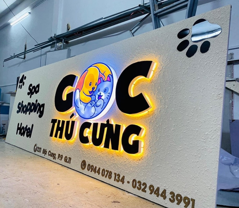 Mẫu bảng hiệu cemboard chữ nổi alu s&aacute;ng ch&acirc;n