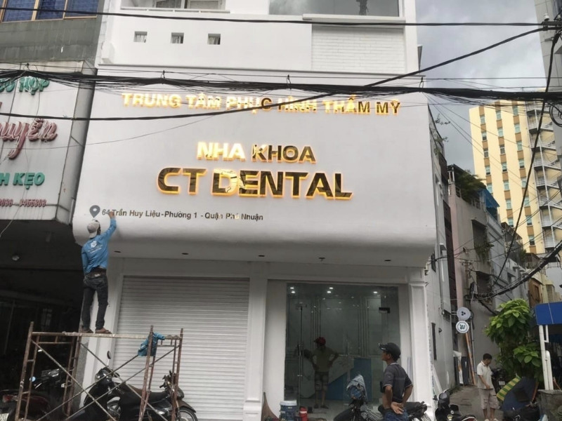 Mẫu bảng hiệu cembord chữ nổi inox v&agrave;ng gương