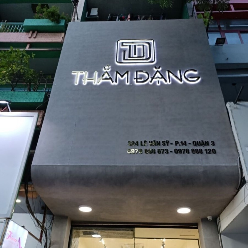 Mẫu bảng hiệu cemboard sơn x&aacute;m kết hợp chữ nổi Inox s&aacute;ng ch&acirc;n