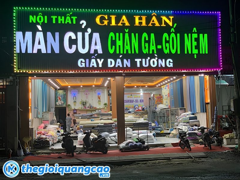 Mẫu biển quảng c&aacute;o chăn ga gối đệm nền t&ocirc;n s&oacute;ng chữ nổi mica