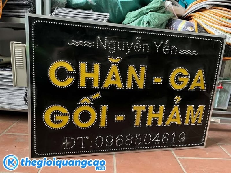 Bảng hiệu chăn ga gối đệm hộp đ&egrave;n Mica h&uacute;t nổi