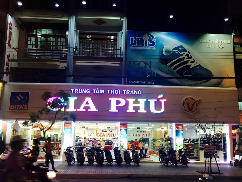 Mẫu bảng hiệu cửa h&agrave;ng gi&agrave;y d&eacute;p Gia Ph&uacute;