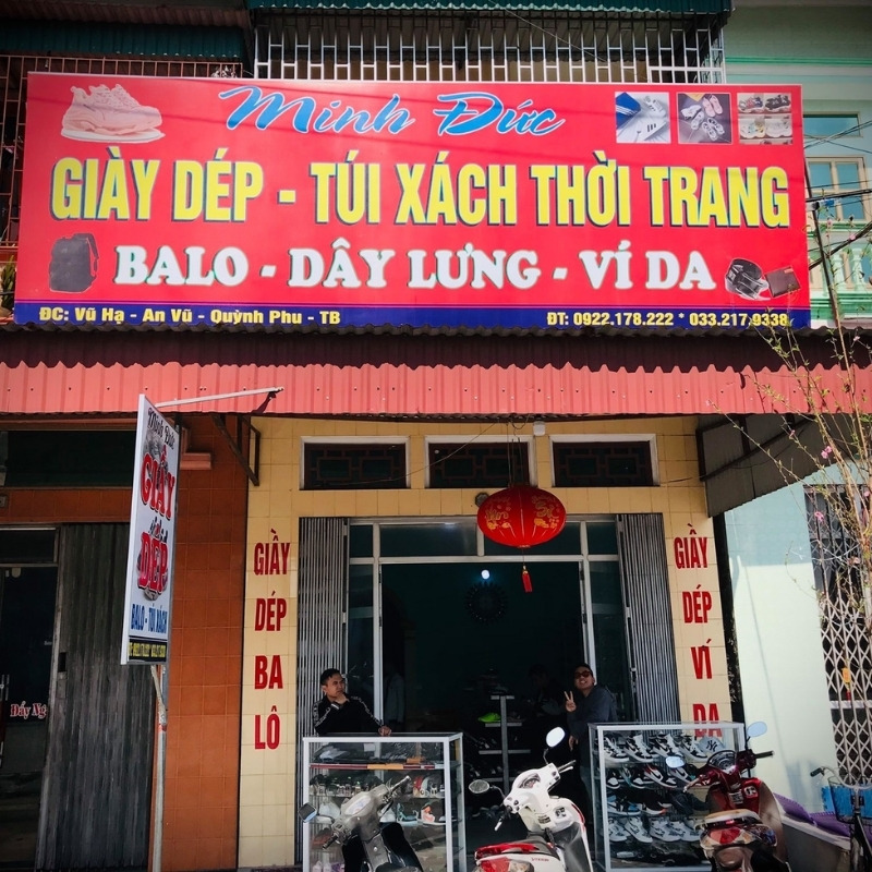 Mẫu bảng hiệu gi&agrave;y d&eacute;p chất liệu bạt hiflex căng khung sắt