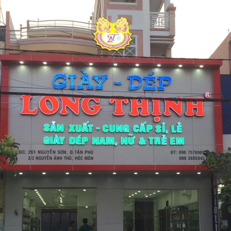 Bảng hiệu gi&agrave;y d&eacute;p Long Thịnh