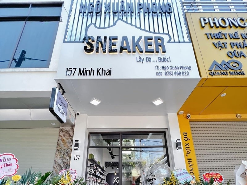 Bảng hiệu shop gi&agrave;y d&eacute;p Sneaker