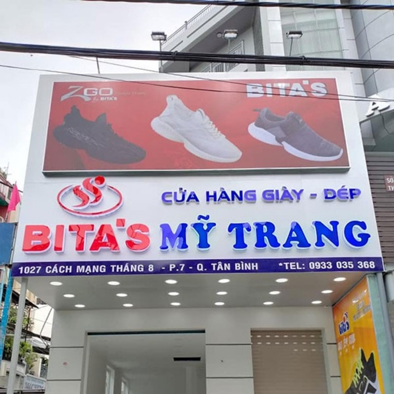 Bảng hiệu gi&agrave;y d&eacute;p mặt dựng Alu chữ nổi Mica