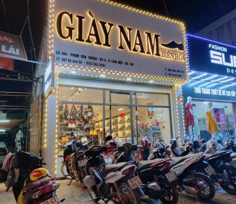 Bảng hiệu gi&agrave;y d&eacute;p chữ nổi Inox kết hợp LED s&aacute;ng ch&acirc;n