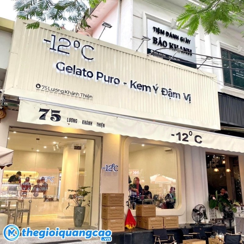 Mẫu bảng hiệu kem tươi nền t&ocirc;n s&oacute;ng kết hợp chữ nổi