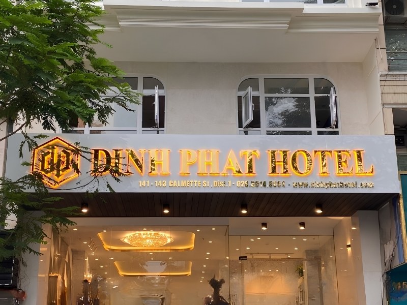Mẫu bảng hiệu hotel Dinh Phat chữ nổi inox gắn LED s&aacute;ng ch&acirc;n
