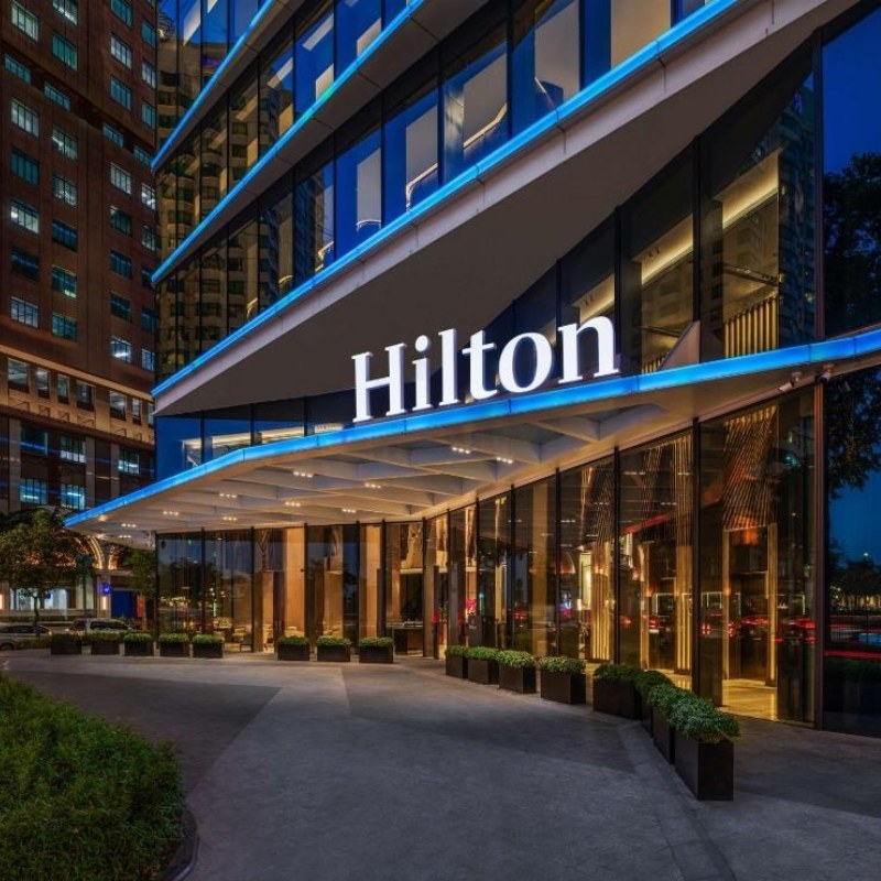 Mẫu bảng hiệu kh&aacute;ch sạn Hilton sang trọng