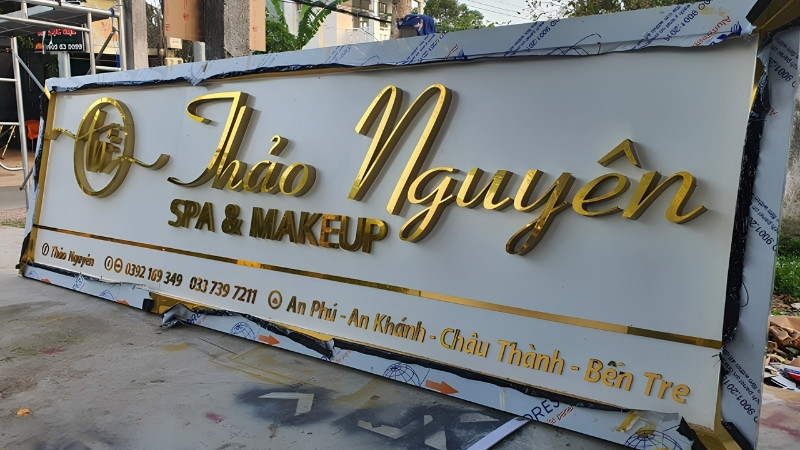 Bảng hiệu quảng c&aacute;o makeup Thảo Nguy&ecirc;n