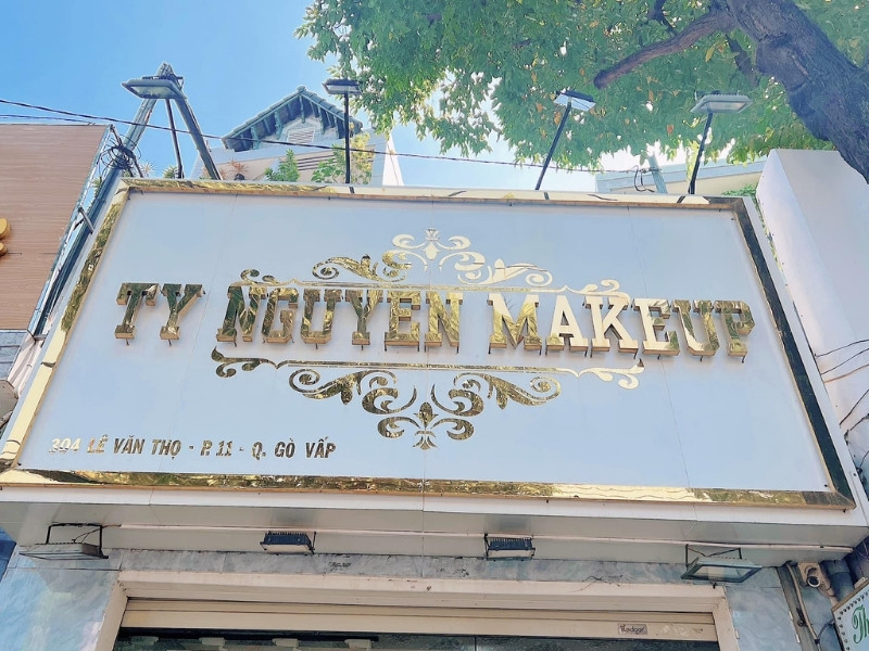 Bảng hiệu makeup chữ nổi inox v&agrave;ng gương