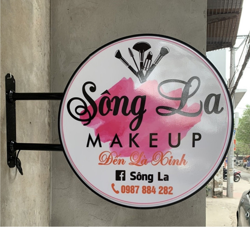 Biển vẫy makeup tr&ograve;n